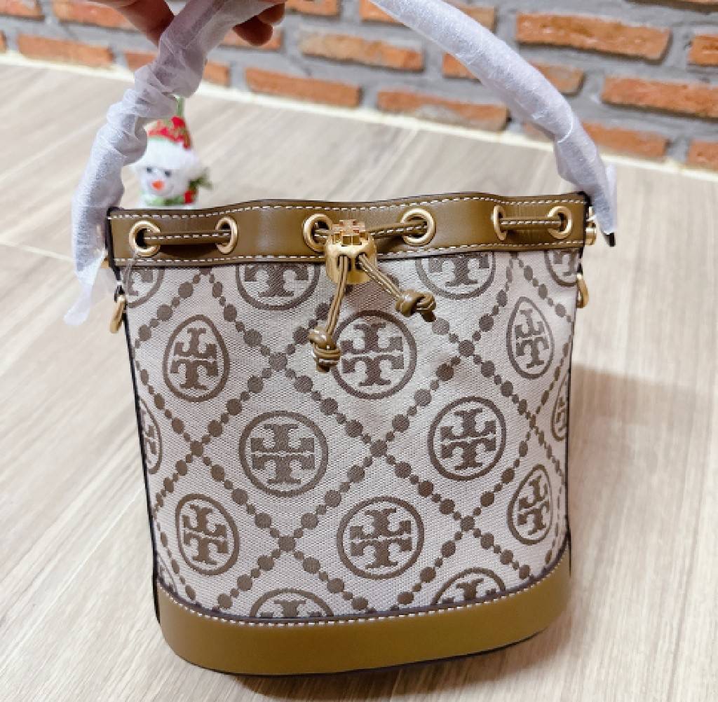 โปรรอบใหม่มาแล้ว ราคาดีถึงสิ้นปี หรือ จนกว่าสินค้าจะหมด New TORYBURCH T Monogram Jacquard Bucket Bag (shop) Color: Hazelnut Size: 8.4" (L) x 8.4" (H) x 4.78" (D)อุปกรณ์ ป้าย ถุงผ้า