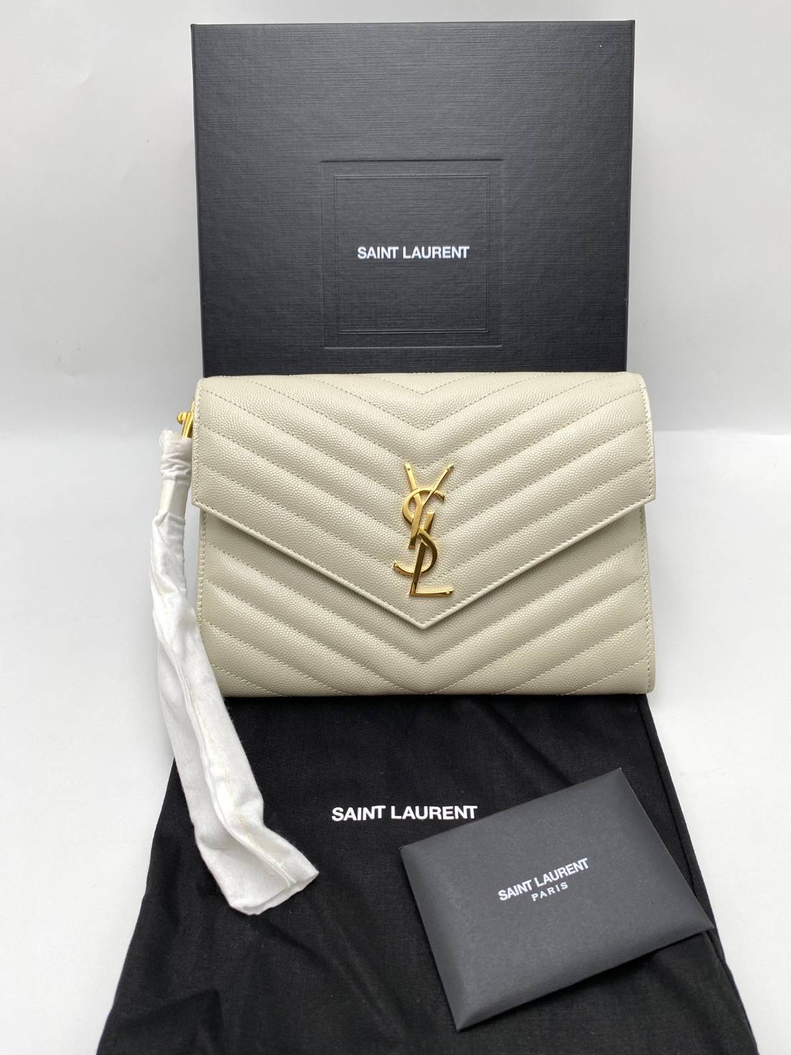 New Ysl clutch ปี 2023 ขนาด: 21 X 16 X 3 ซม. / 8.2 X 6.2 X 1.1 นิ้ว