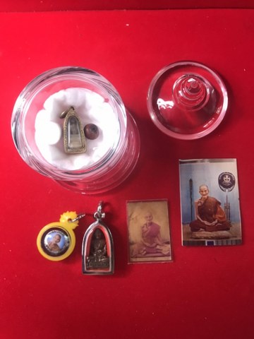 ๑. พระทัตธาตุ ครูบาแก้ว สุทโธ ๒.รูปถ่ายด้านหลังติดจีวร ๓. ล็อกเกตรุ่นแรก ปี ๑๘ ๔. เม็ดประคำจำนวน ๑ เม็ด ๕. รูปถ่ายด้านหลังติดพลอยคำ และ ๖.รูปหล่อรุ่น ๑ ของหลวงปู่แก้ว สุทโธ วัดดอยโมคลาน จ.เชียงใหม่