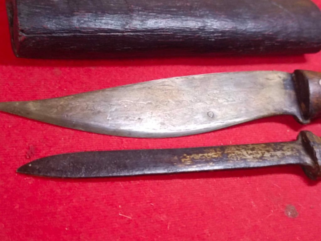 มีดหมอ มีรอยจาร และมีดทำน้ำมนต์ ครูบาชัยยะวงศา ได้มาจากลูกศิษย์ครูบาวงศ์ ปัจจุบัน อายุ 58 ปี ท่านเป็นหมอยารักษาชาวบ้านแถวนั้น ชื่อหนานวิระชัย หรือชาวบ้านเรียกว่าหมอวิระชัย เคยบวชเรียนที่วัดห้วยต้ม ตั้งแต่เป็นเณร เมื่อปี 2525 ถึงปี 2545