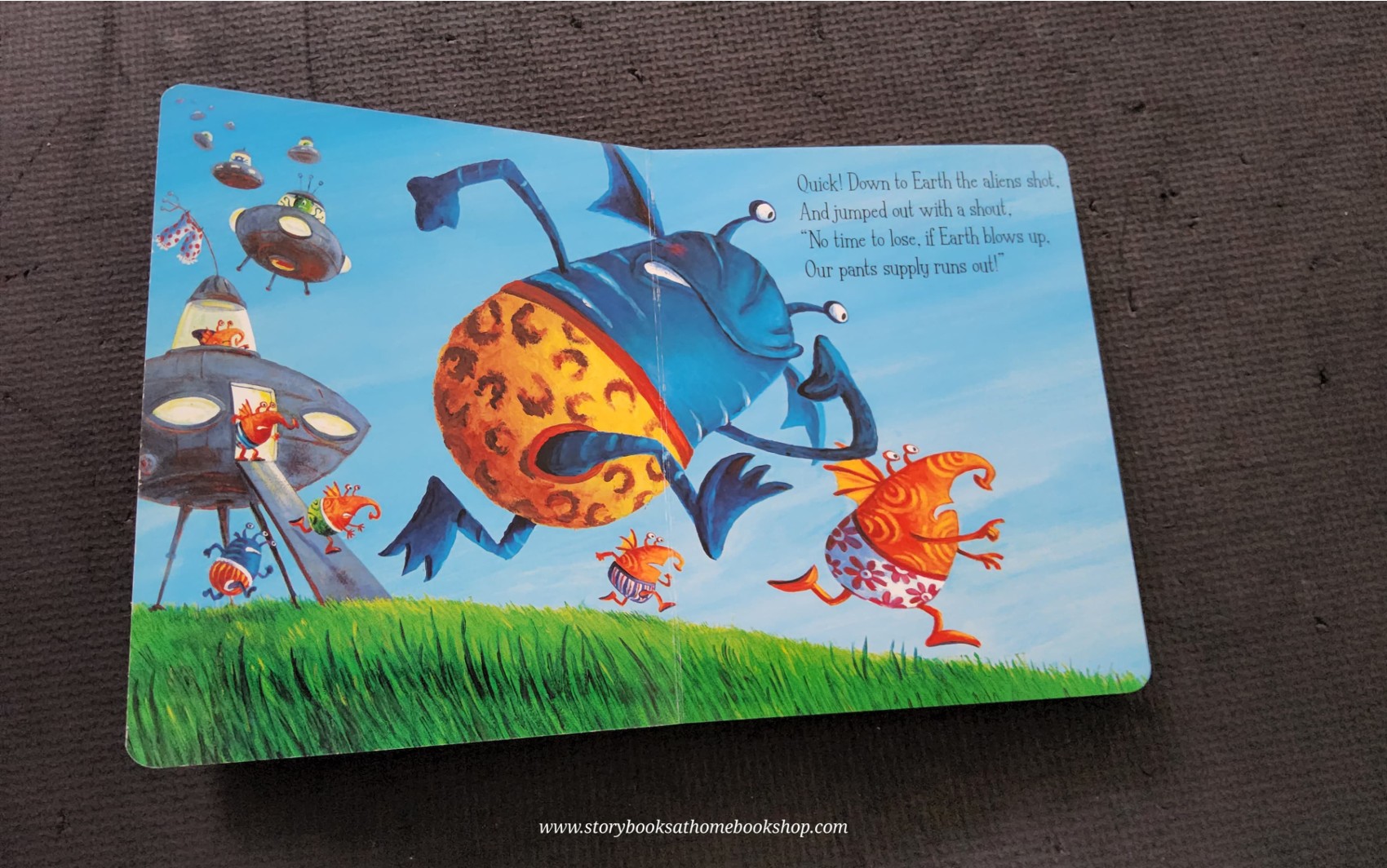 **BOARD BOOK** 🍅🍓ALIENS IN UNDERPANTS SAVE THE WORLD♥️♥️