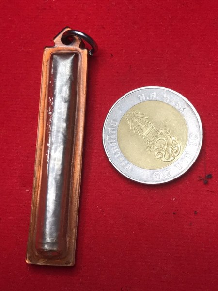 ๑. ตะกรุดเงินจารมือครูบาชุ่ม โพธิโก ๒. รูปถ่ายเก่าด้านหน้าครูบาเจ้าศรีวิชัย ด้านหลังครูบาชุ่ม โพธิโก ๓. พระเกศาครูบาชุ่ม โพธิโก ปิดทอง ๔. พระอัฐิธาตุ ครูบาชุ่ม โพธิโก ได้มาจากลุงดิศ อายุกว่า ๖๐ ปีแล้ว เป็นของรุ่นคุณพ่อชื่อพ่อหนานมี ชาวประตูป่า จ.ลำพูน