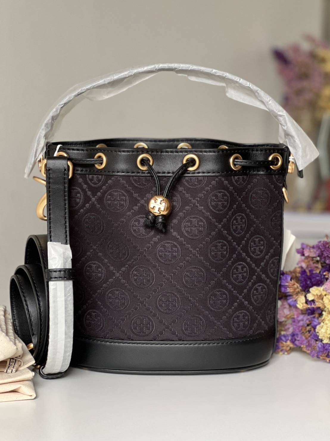 NEW TORY BURCH T MONOGRAM BUCKET BAG Sz. 8.4” (L) x 8.4” (H) x 4.78” (D)