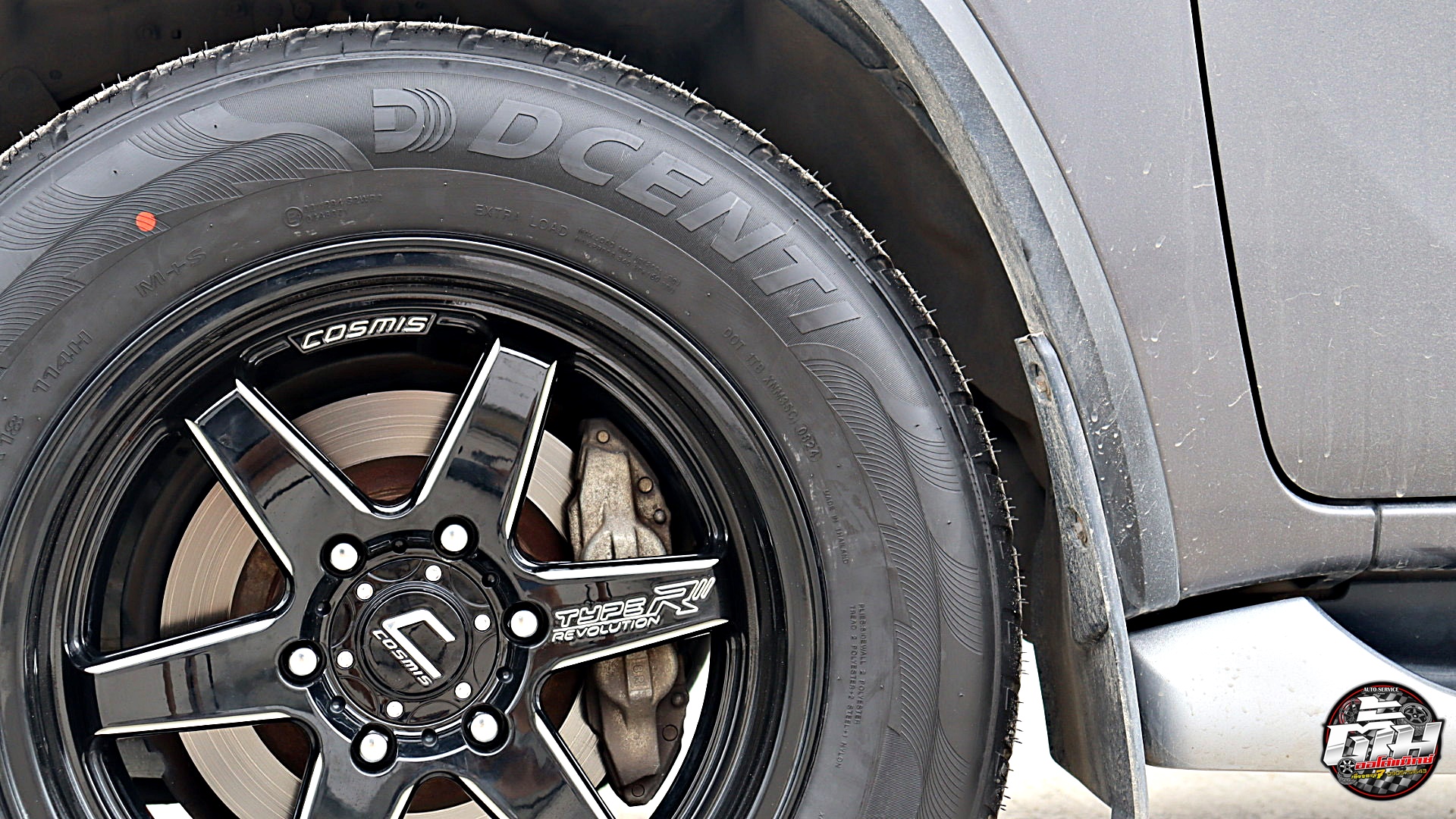 TOYOTA FORTUNER เปลี่ยนล้อยาง ล้อ COSMIS TYPE-R Revolution ขอบ18นิ้ว ยาง DCENTI GODZILLA 265/60R18 114H