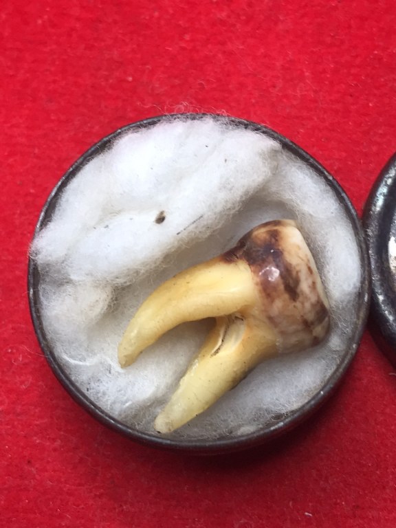 พระทันตธาตุ ครูบาบุญมา วัดแม่สะลาบ จ.เชียงใหม่ ได้มาจากกำนันคำ ซึ่งได้พระทันตธาตุชุดนี้มาจากเพื่อนชื่อเดช อ.สารภี คุณเดช เคยค้าขายข้าวกับท่านกำนันคำ ปัจจุบันเสียชีวิตแล้ว คุณเดช เป็นคนเล่นพระ ให้เช่าบูชาพระในสมัยนั้นด้วย และเป็นศิษย์รับใช้ครูบาบุญมา