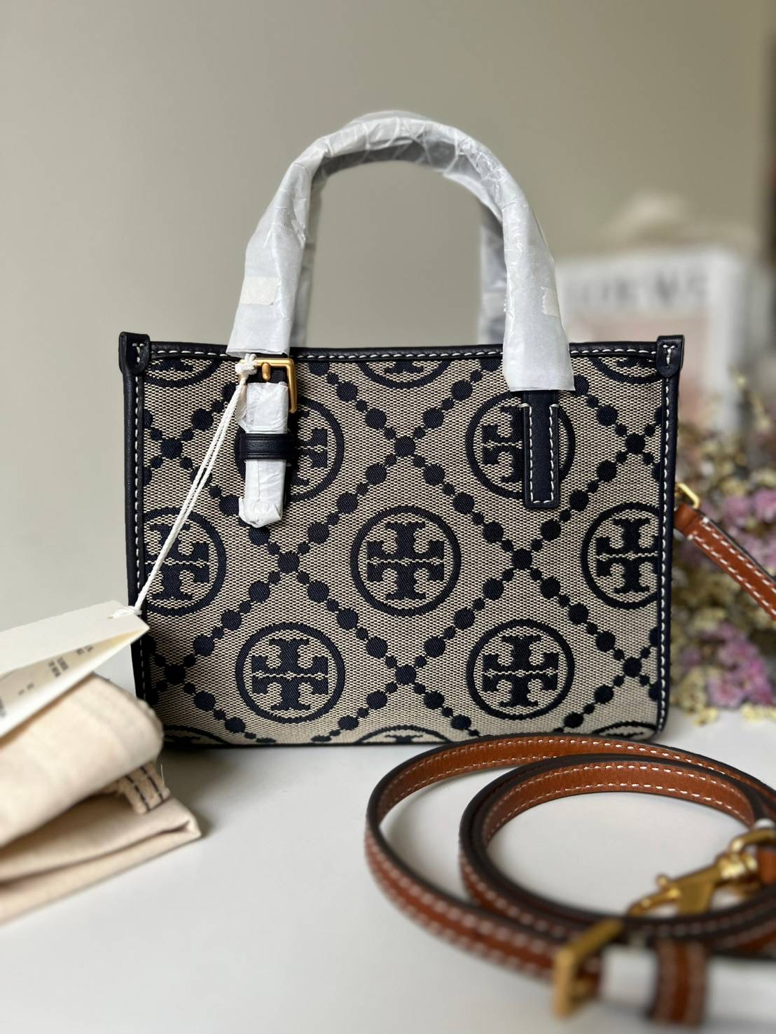 ว่าง 1 ใบ New Tory Burch Mini T Monogram Square Tote Sz. 7.5” (L) x 6” (H) x 2” (D)น้องสวย น่ารักมากก