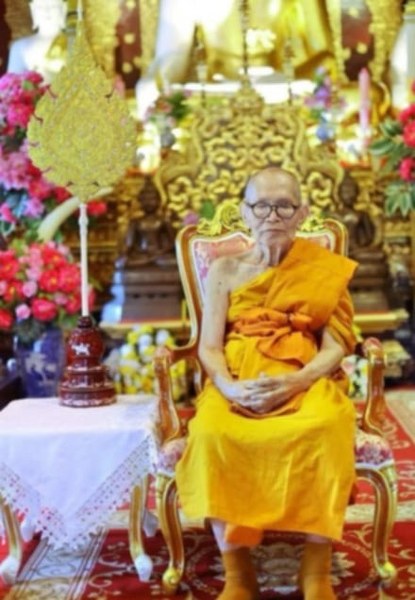 พระทันตธาตุ ครูบามนต์ วัดพระธาตุช้างค้ำ อ.เมือง จ.น่าน มาจากคุณปู่เสน่ห์ อายุ 83 ปี อดีตรับราชการครู เป็นครู และเป็น ผ.อ. ในโรงเรียนหลายจังหวัดในภาคเหนือ ปลดเกษียณมาแล้ว 23 ปี (บันทึก 2567) ปัจจุบันนี้เป็นนักสะสมของเก่า และทำ resort ในจังหวัดแพร่