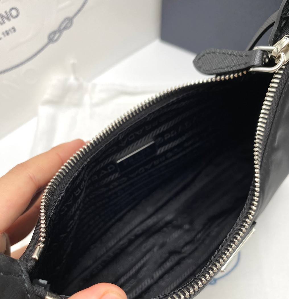 New Prada รุ่นหูหนัง Prada Re-Edition 2005 ขนาด : Width: 22cm x Height: 18cm x Depth: 6.5cm