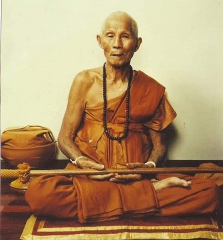 ไม้เท้าครูบาชัยยะวงศา เล่มนี้ ได้มาจากชาวกะเหรี่ยงท่านหนึง ปัจจุบัน (ปี 2565) อายุ 80-90 ปีแล้ว ตอนที่ไปเอาไม้เท้านี้ เพื่อน ๆ เพื่อนบ้านคุณลุงท่านก็ไปเอาไม้เท้าที่บ้าน ของตัวเองให้ นำมารวม ๆ กัน จึงได้มา 5 เล่มในคราวเดียวกัน