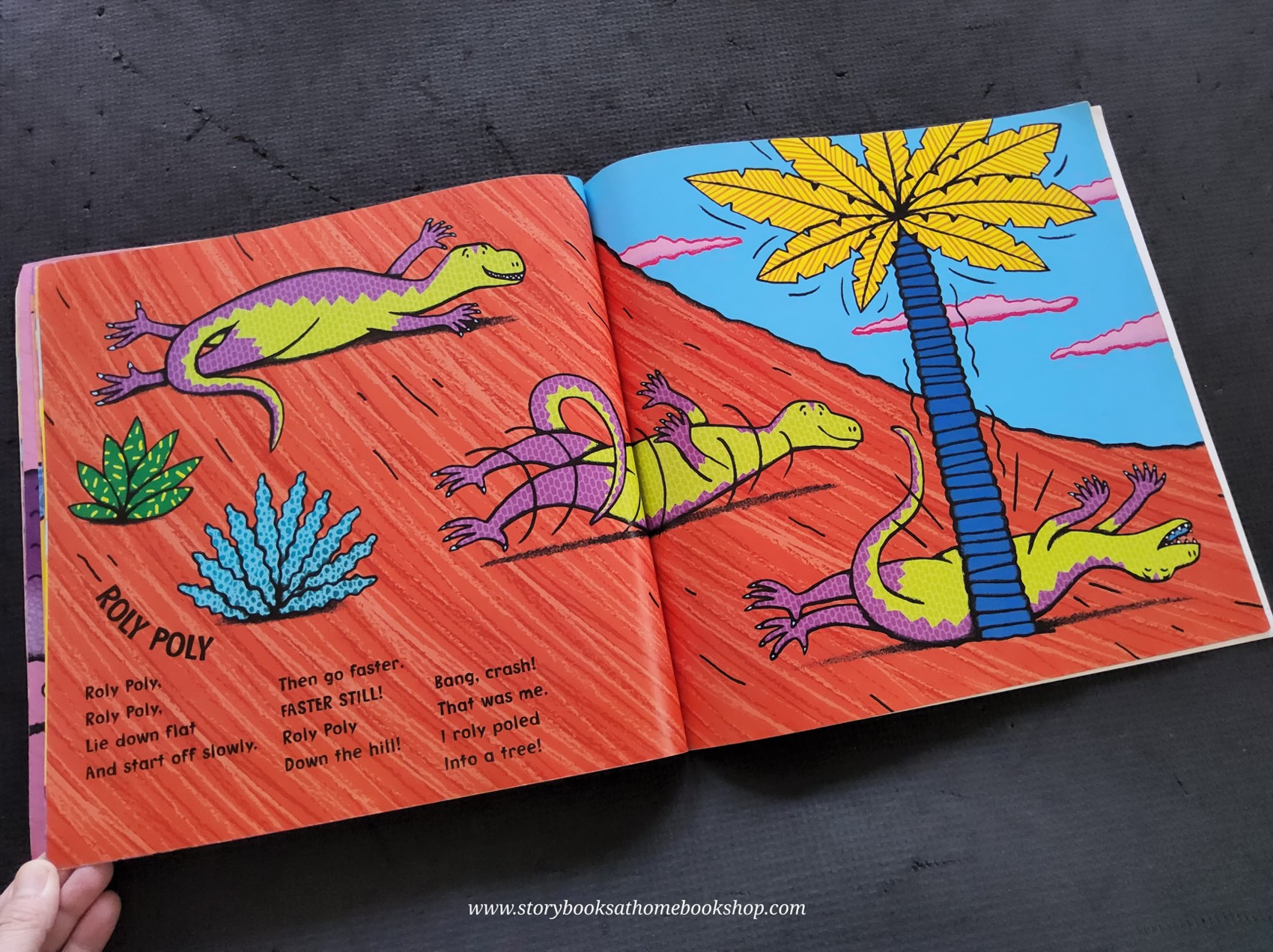 หนังสือนิทานปกอ่อน** 🍅🍅STOMP,CHOMP,BIG ROARS! HERE COME THE DINOSAURS!