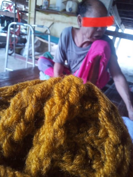 หมวกนี้ได้มาจากคุณลุงพิษณุ ฤทัยรัตน์เจริญ ปัจจุบัยอายุกว่า ๖๐ ปีแล้ว เป็นชาวกะเหรี่ยงชาวห้วยต้ม หลวงปู่ได้ให้หมวกนี้แก่คุณลุงเมื่อคราวเดินทางไปเชียงราย