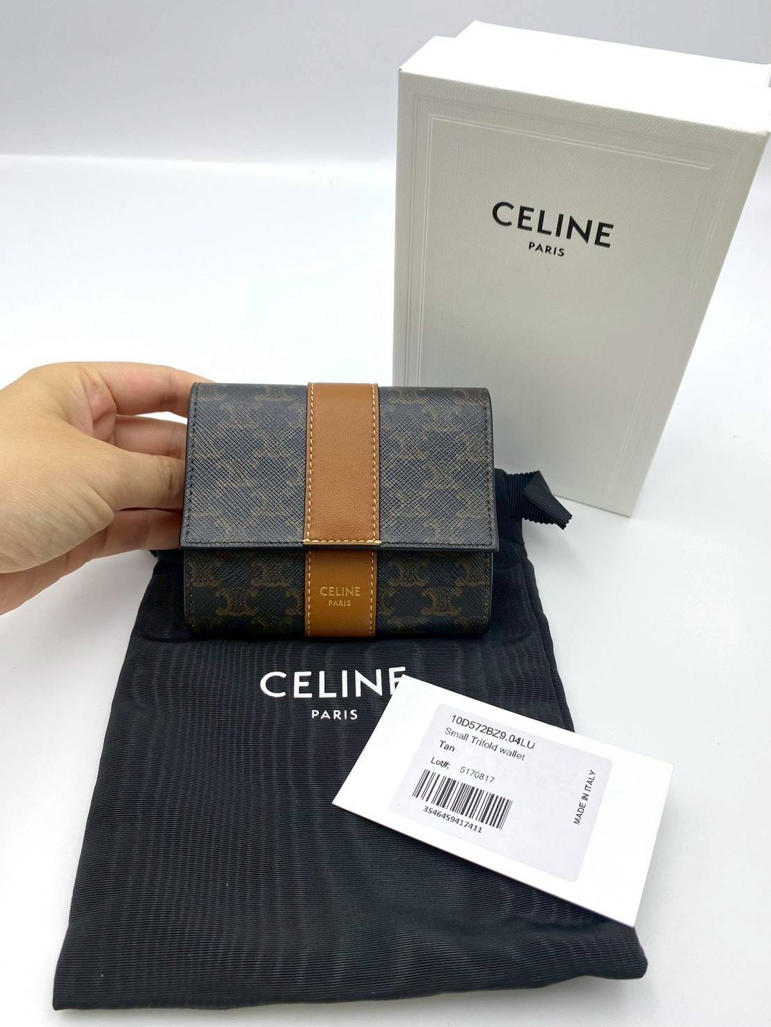 New Celine Small Trifold wallet ขนาด : 10.5 x8.5 ซม อุปกรณ์ : กล่อง ถุงผ้า การ์ด Shop king power