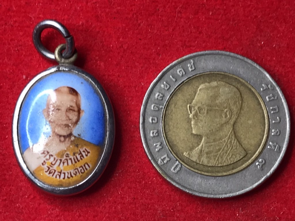 ล็อกเกตครูบาคำแสน วัดสวนดอก จ.เชียงใหม่ รุ่นพิเศษ ปี ๒๕๑๙ สร้างโดยวัดบุพพาราม โดยครูบาคำแสนทั้ง สองคำแสน(อินทจักโก,คุณลังกาโร) เป็นประธาน สร้างขึ้นเพื่อที่ระลึกในหลวงเสด็จพระราชดำเนินเททองและพุทธาภิเษก ในวันที่ ๒๒ ม.ค. พ.ศ. ๒๕๑๙