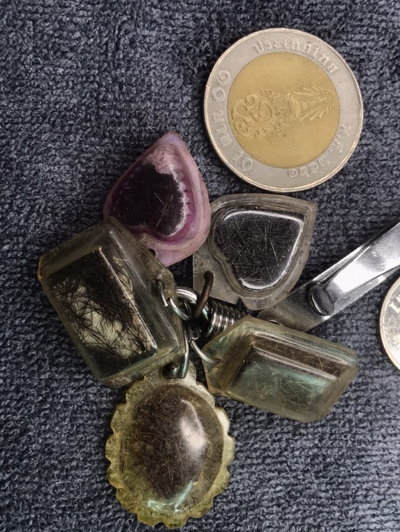 พระเกศาครูบาเจ้าศรีวิชัย และครูบาเจ้าอภิชัยขาวปี จ.ลำพูน จำนวน 5 เลี่ยมนี้ ได้มาจาก ร.ต.ต. ประดิษฐ์ อดีตนายตำรวจบ้านโฮ่ง จ.ลำพูน พระเกศาจำนวน 5 เลี่ยม ลุงประดิษฐ ์ได้มาจากผู้เฒ่าท่านหนึ่งในบ้านปวง อ.ลี้ เมื่อสมัย 30 ปีก่อน ราว ๆ พ.ศ.2532