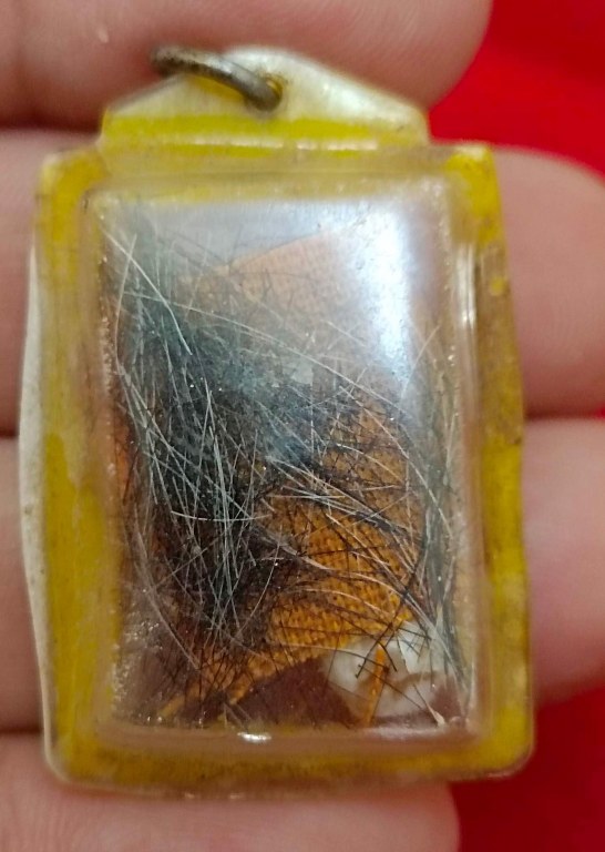 พระทันตธาตุ จีวร เกศา รูปถ่าย หลวงปู่แหวน วัดดอยแม่ปั๋ง เลี่ยมโบราณ ไม่น้อยกว่า 40 ปี เจ้าของเดิมเป็นศิษย์รับใช้หลวงปู่แหวน เป็นครูที่ อ.พร้าว ชื่อคุณพ่อประจักษ์ อายุ 95 ปี ปัจจุบัน (พ.ศ.2566) ยังมีชีวิตอยู่ ท่านเคยรับใช้หลวงปู่แหวน ช่วงปี 2524-2528