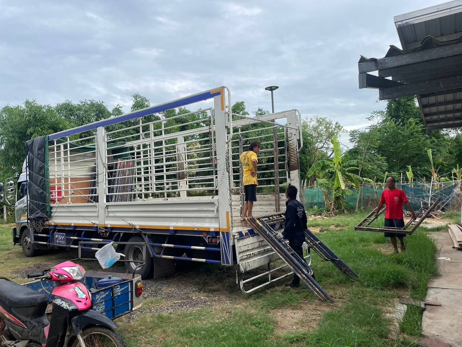 รถหกล้อรับจ้างเกาะสมุย ตำบลตลิ่งงาม รถตู้ทึบกันฝน
