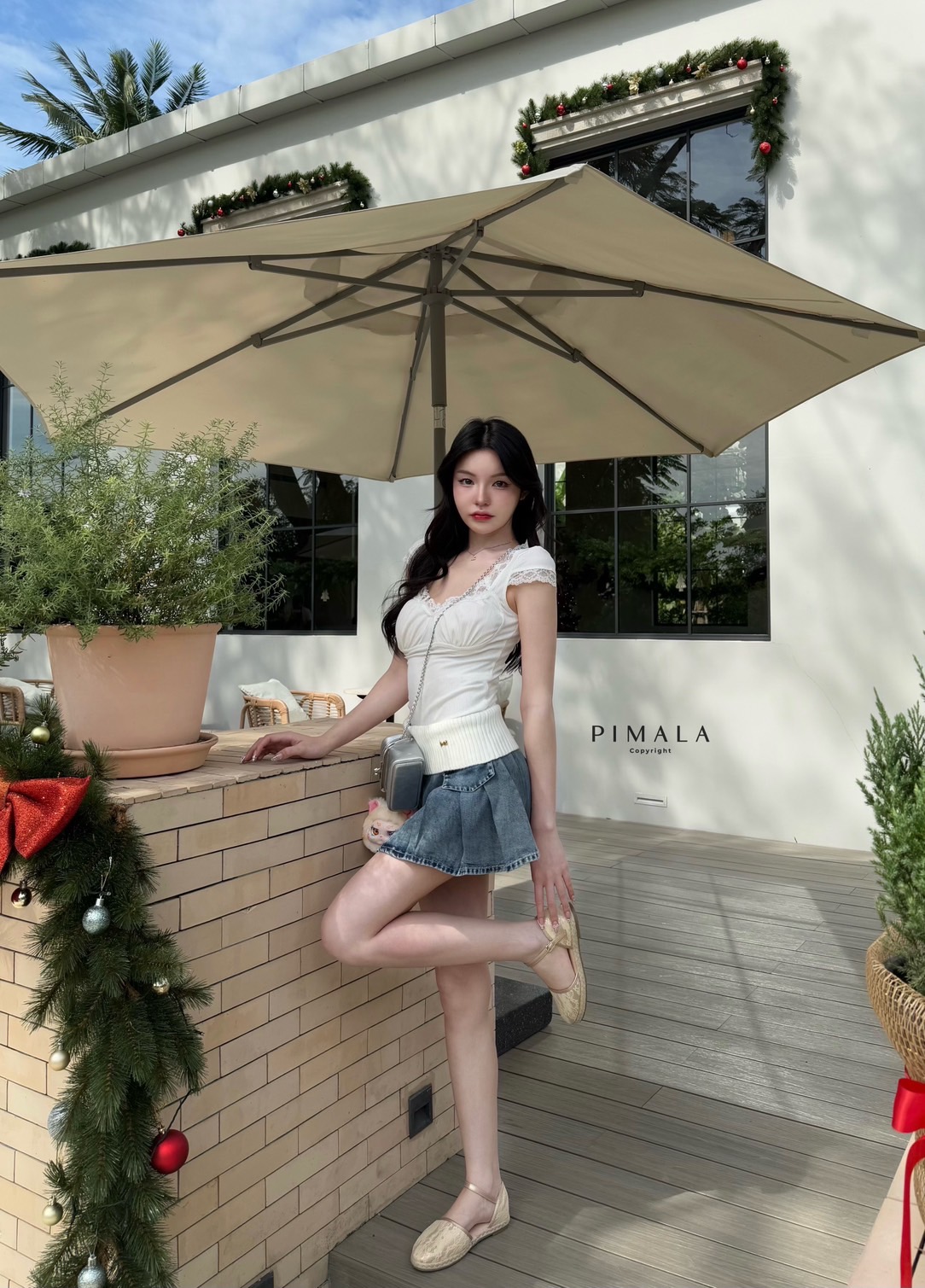 เซ็ตเสื้อสีขาวแต่งขอบลูกไม้มาคู่กับกระโปรงยีนส์