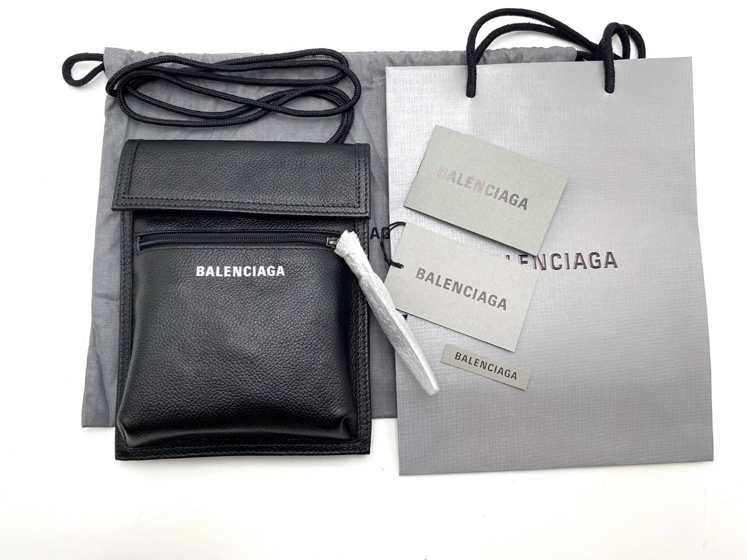 New Balenciaga ขนาด : 19.5x15 ซม. อุปกรณ์ : ถุงผ้า การ์ด ถุงกระดาษ