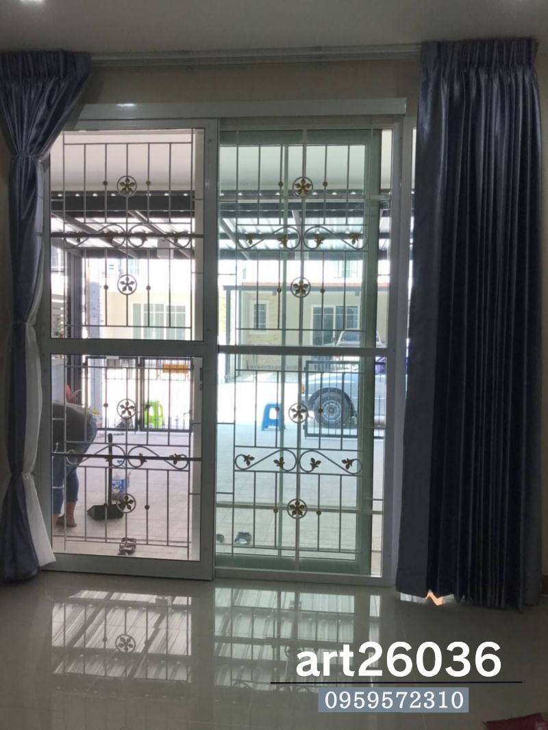 เหล็กดัดสีอบพร้อมมุ้งลวด บานเปิด-ปิด