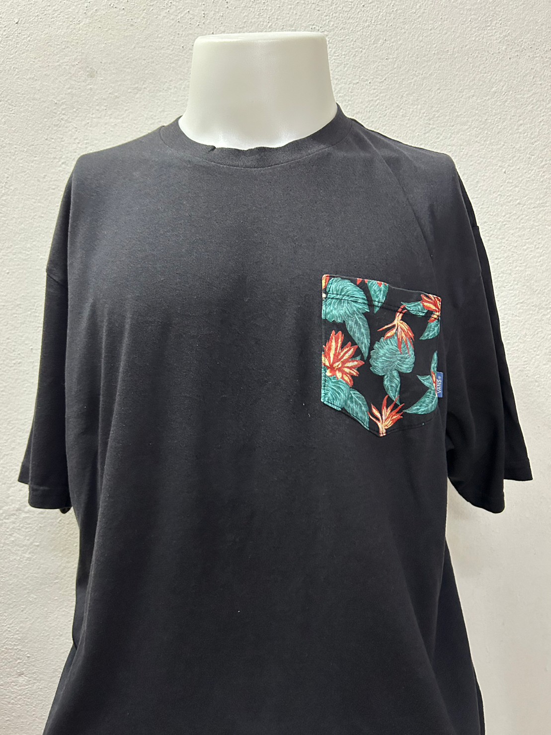 VANS สินค้ามีตำหนิ รูมดตามรูป ป้ายปั๊มคอ VANS อก 23.5" ยาว 30" 52% Cotton 48% Polyester Made In Mexico