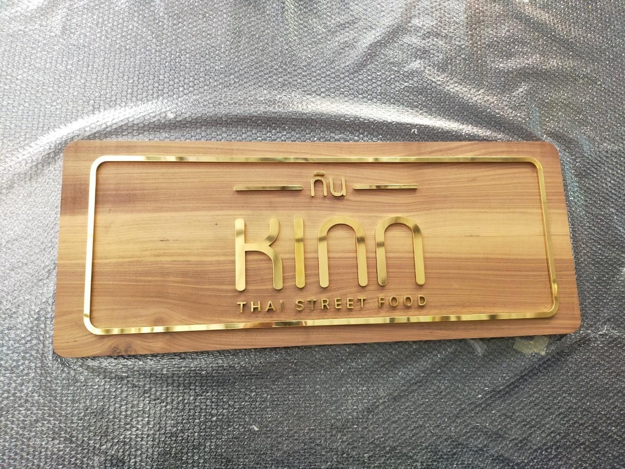 ป้ายอักษรทองเหลืองขัดเงา ยกขอบ รองพื้นไม้