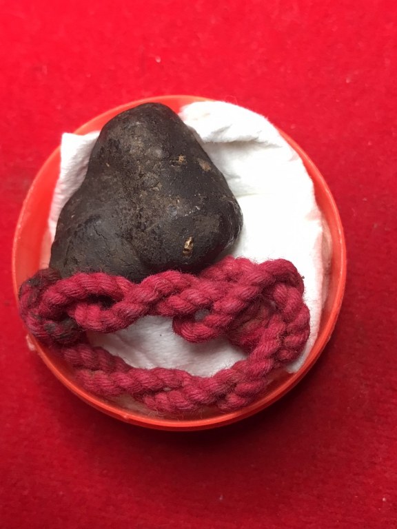 พระทันตธาตุพอกครั่ง ครูบาสุุรินทร์ วัดหลวงศรีเตี้ย จ.ลำพูน นี้ได้มาจากลุงบุญปั๋น เป็นคนบ้านเวียง อ.เวียงหนองล่อง จ.ลำพูน ท่านอายุ 83 ปี เป็นลูกศิษย์ครูบาสุรินทร์ และเคยเป็นคนเตรียวัตถุดิบในการสร้างน้ำมันมนต์ให้ครูบาสุรินทร์