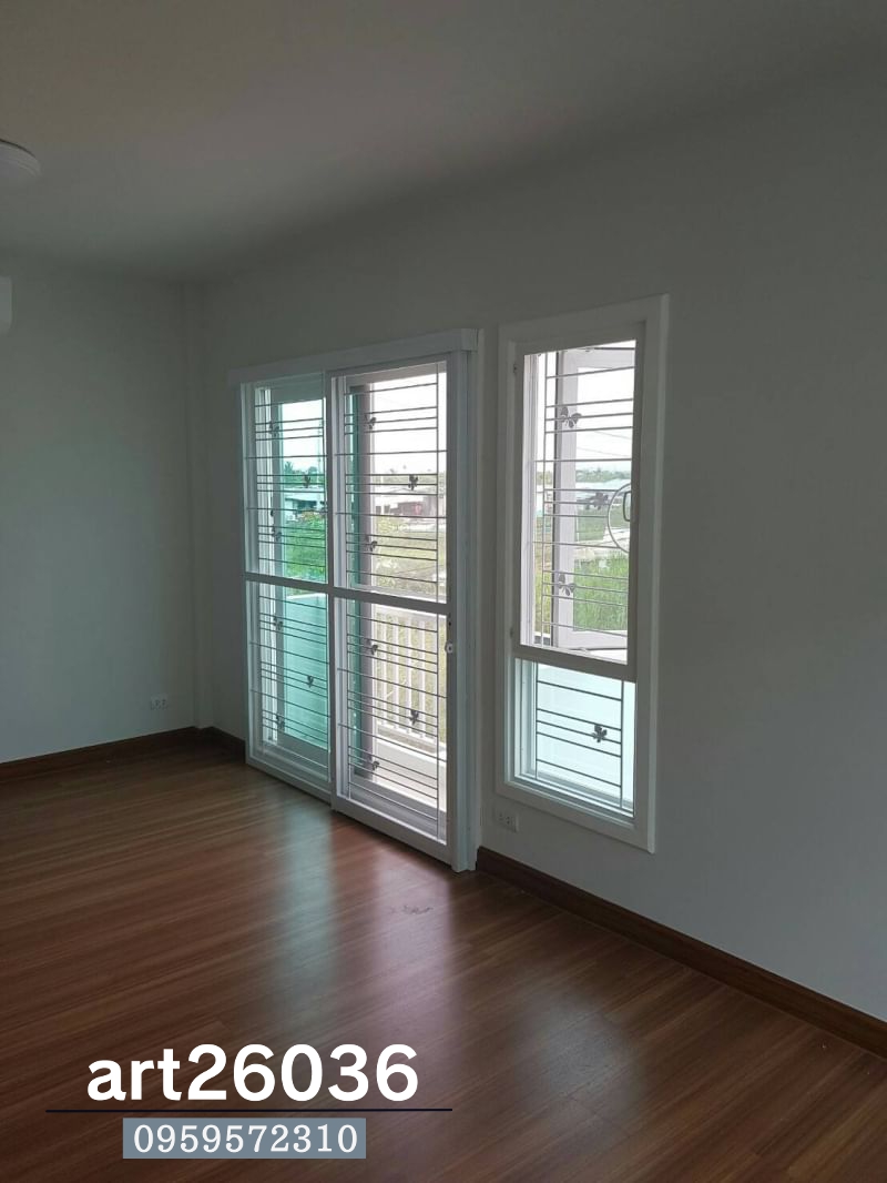 เหล็กดัดสีอบขาวผีเสื้อ มุ้งลวด กระจกสีน้ำทะเล บานเลื่อน