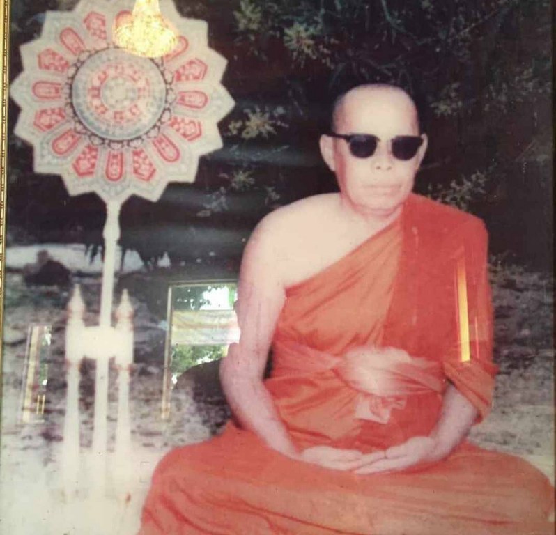 พระทันตธาตุและมีดหมอ ครูบาอิ่นแก้ว วัดสันลิมไม้ อ.แม่สาย จ.เชียงราย ชุดนี้ได้มาจากลุงหนายชัย ซึ่งได้ทั้งพระทันตธาตุและมีดหมอ มาจากศิษย์รับใช้ครูบาอิ่นแก้ว ชื่อลุงแดง ท่านเสียแล้วปี 2550 พระทันตธาตุเก็บไว้ในกระบอกไม่ไผ่ มีชิ้นผ้ารองพระทันตธาตุอยู่