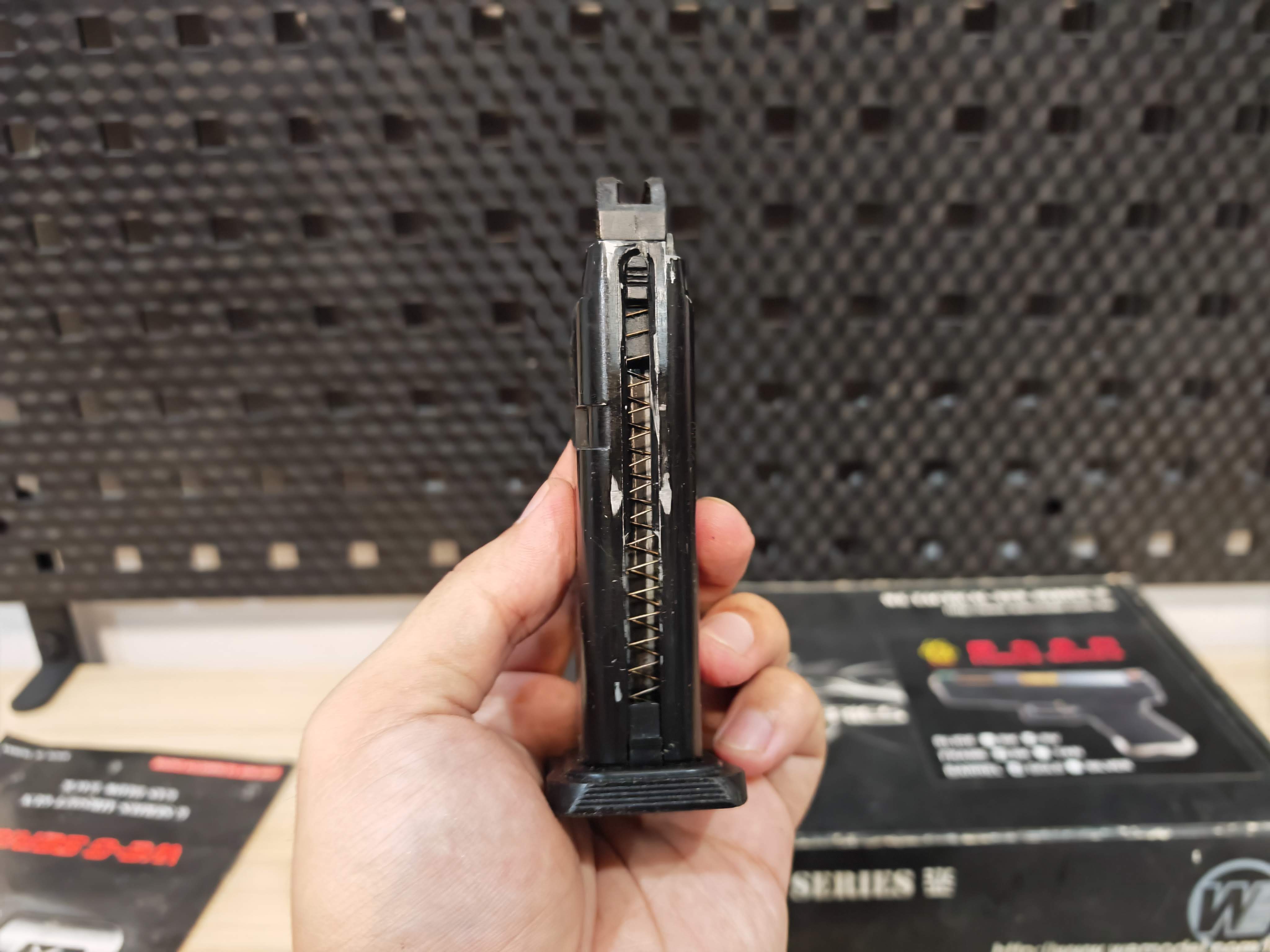 WE Glock19 G-Force Custom เฟรมดำ สไลด์เงิน ลำกล้องทอง GBB BB Gun บีบีกัน แบบแก๊ส ปืนอัดลม มือสอง Airsoft Gun