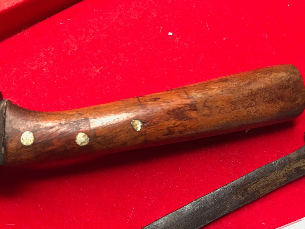 มีดหมอ มีรอยจาร และมีดทำน้ำมนต์ ครูบาชัยยะวงศา ได้มาจากลูกศิษย์ครูบาวงศ์ ปัจจุบัน อายุ 58 ปี ท่านเป็นหมอยารักษาชาวบ้านแถวนั้น ชื่อหนานวิระชัย หรือชาวบ้านเรียกว่าหมอวิระชัย เคยบวชเรียนที่วัดห้วยต้ม ตั้งแต่เป็นเณร เมื่อปี 2525 ถึงปี 2545