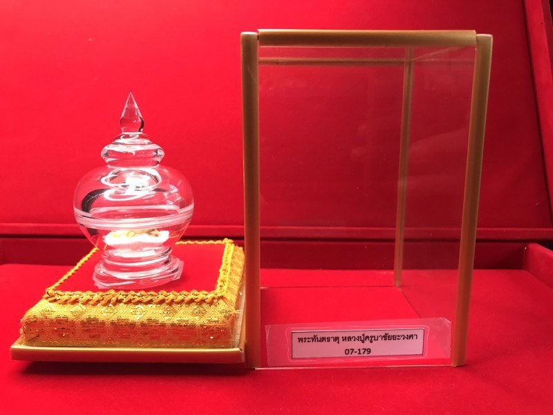 พระทันตธาตุหลวงปู่ครูบาชัยยะวงศา แกะเป็นรูปพระพุทธรูป พร้อมกับพระธาตุข้าวบิณฑ์