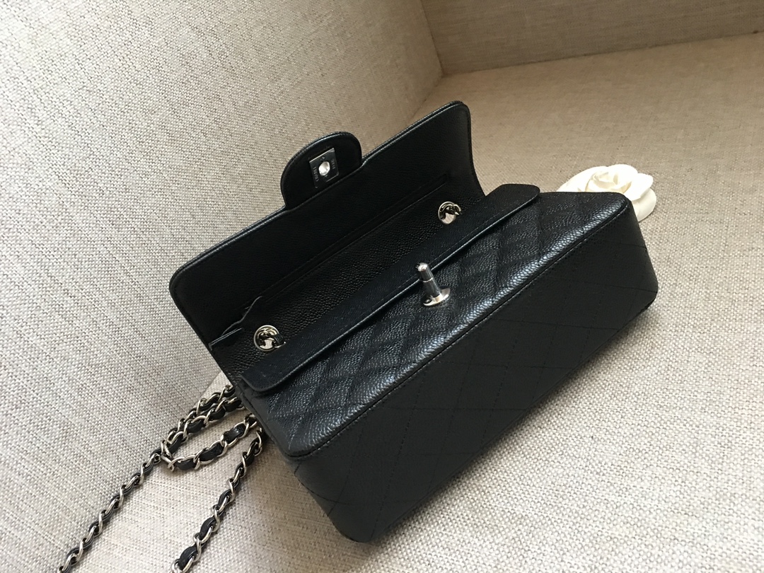 [Pre-order] กระเป๋า Chanel Classic 9” Caviar Microchip อะไหล่เงิน หนังคาเวียร์ตัดเย็บด้วยหนังนำเข้าเกรดที่ดีที่สุด