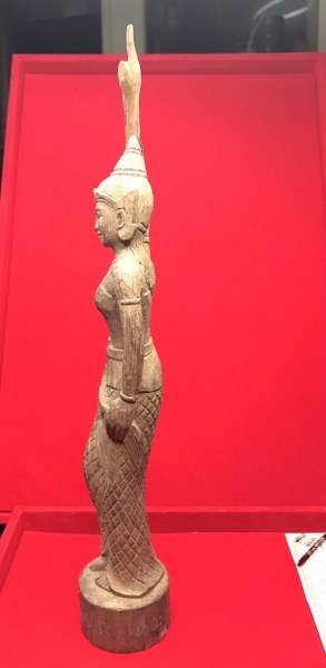 เจ้าแม่จามเทวี ไม้แกะ มีรอยจารหลวงปู่ ได้มาจากเชาวกะเหรี่ยง แม่วาง จ.เชียงใหม่ เคยไปช่วยหลวงปู่สร้างวัด