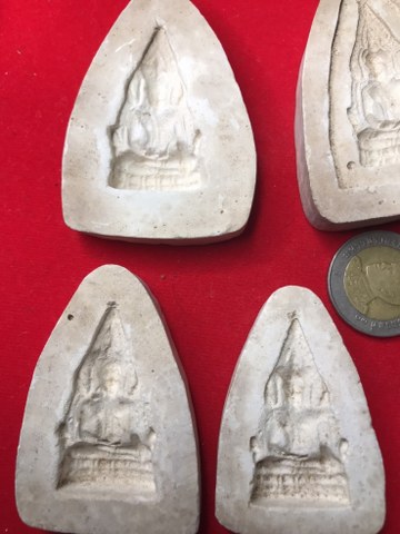 แม่พิพม์พระพุทธชินราช ได้มาจากคุณครูท่านหนึ่ง บอกว่าคุณพ่อได้มาจาก ท่่านที่เป็นคณะกรรมการวัด วัดป่าดอนมูล ใช้สำหรับปั๊มมวลสารชานหมากเกศา หลวงปู่คำแสน คุณาลังกาโร เพื่อแจกศรัทธา