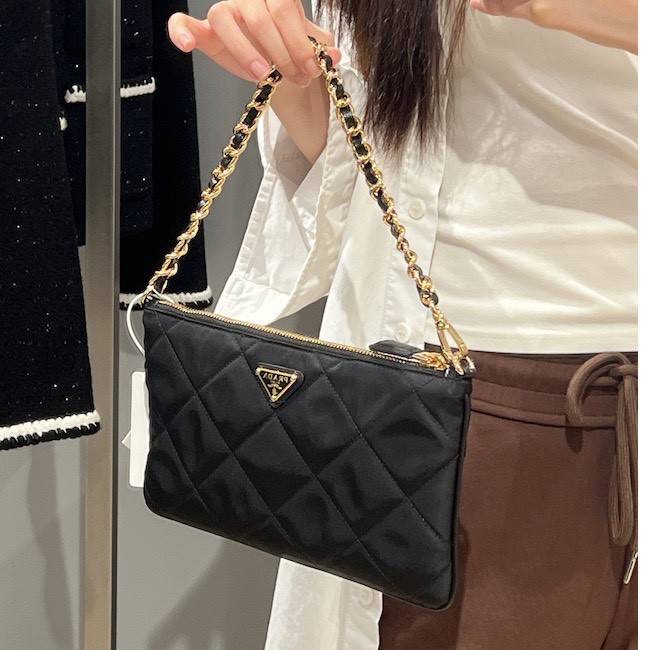 โปร New Prada pouch ขนาด : 24.5x14.5 ซม