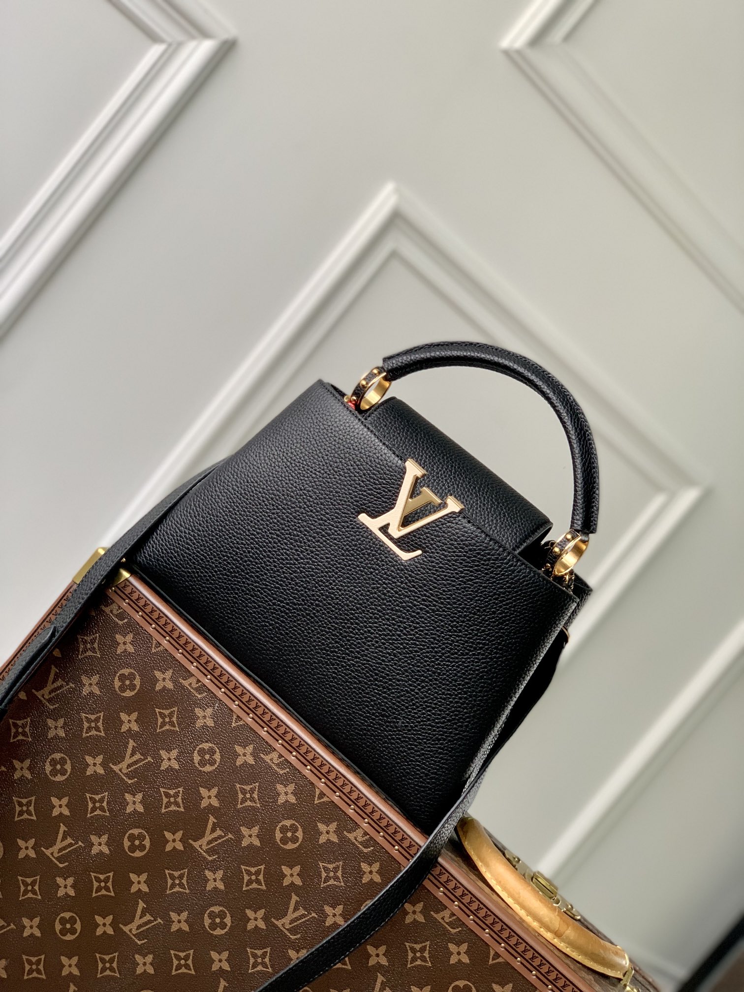 [Pre-order]กระเป๋าสะพาย LOUIS VUITTON Taurillon Leather Capucines งานคุณภาพที่ดีที่สุด