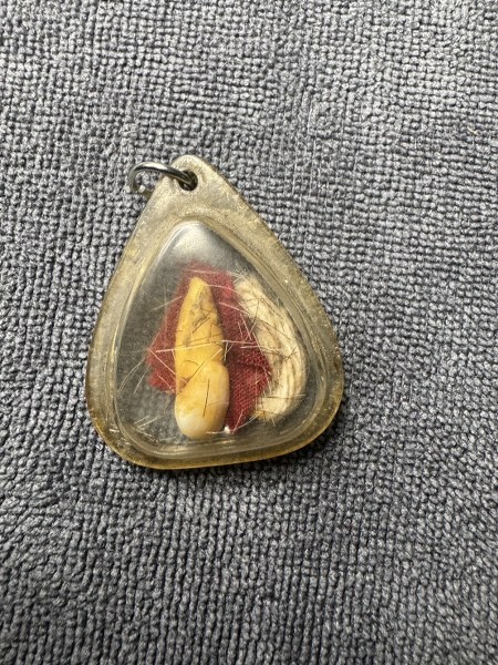 พระทันตธาตุครูบาดวงดี วัดท่าจำปี จ.เชียงใหม่ ร.ต.อ.พิทักษ์ ได้มาจากอดีตพ่อกำนันคม อายุ 72 ปี เคยเป็นกำนันใน อ.ดอยหล่อ จ.เชียงใหม่ ระหว่าง ปี 2552-2560 พ่อกำนันคม เป็นลูกศิษย์ครูบาดวงดี วัดท่าจำปี พ่อกำนันได้รับพระทันนตธาตุนี้มาเมื่อปี 2553