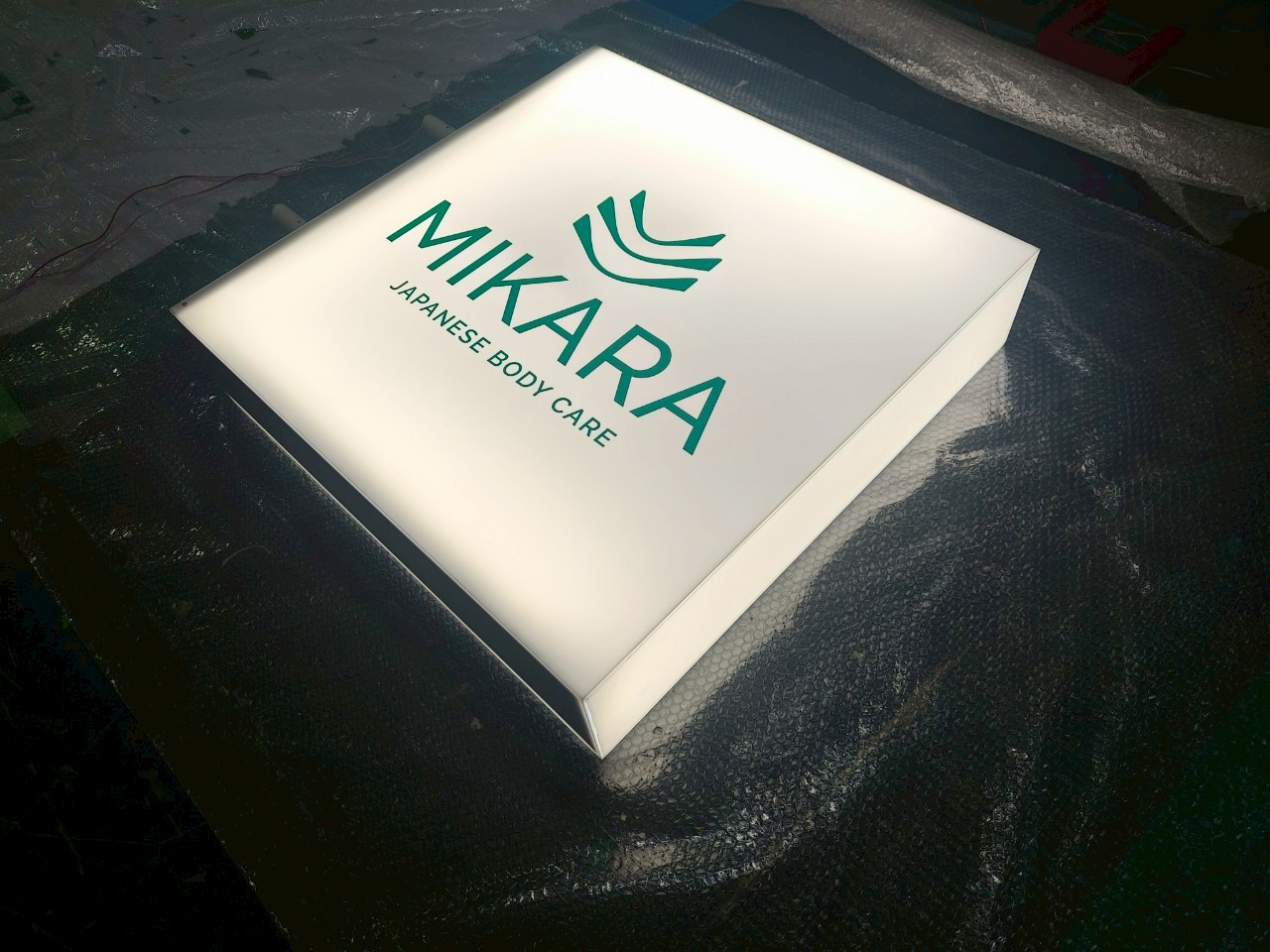 ป้ายกล่องไฟอะคริลิคแสงออกรอบตัว