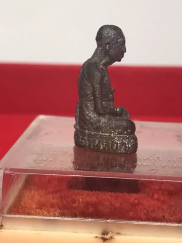 รูปหล่อหลวงปู่คำแสน (ใหญ่) วัดสวนดอก รุ่นแรก ปี ๒๕๑๙ พิธีมหาพุทธาภิเษก ในหลวงรัชกาลที่ ๙ ทรงเสด็จเททอง