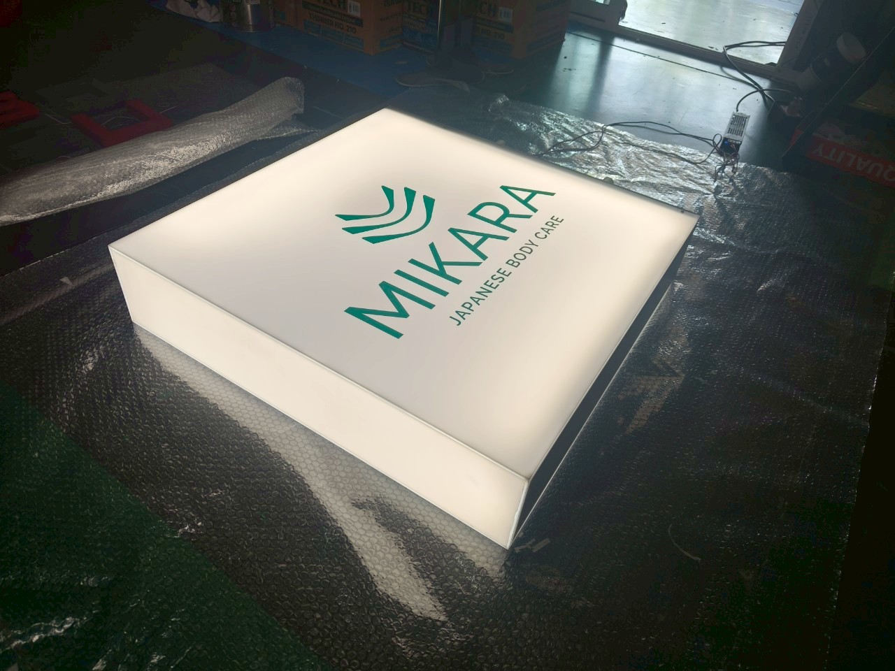 ป้ายกล่องไฟอะคริลิคแสงออกรอบตัว