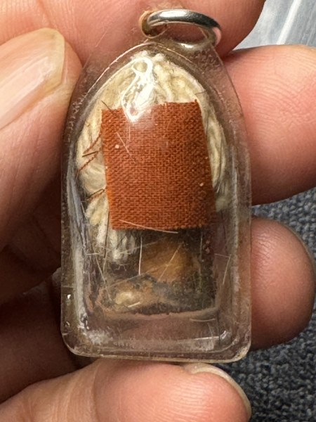 พระทันตธาตุครูบาอินทร์ วัดบ้านใหม่ จ.ลำปาง ร.ต.อ.พิทักษ์ได้มาจากอดีตผู้ใหญ่บ้านแม่สุข อ.วังเหนือ จ.ลำปาง ชื่อผู้ใหญ่เขียว อายุ 76 ปี เคยเป็นผู้ใหญ่บ้านราว ปี 2535-2542 ผู้ใหญ่เขียวเป็นศิษย์ครูบาอินทร์ ระหว่างปี 30-38 โดยได้รับพระทันตธาตุนี้ในปี 2536