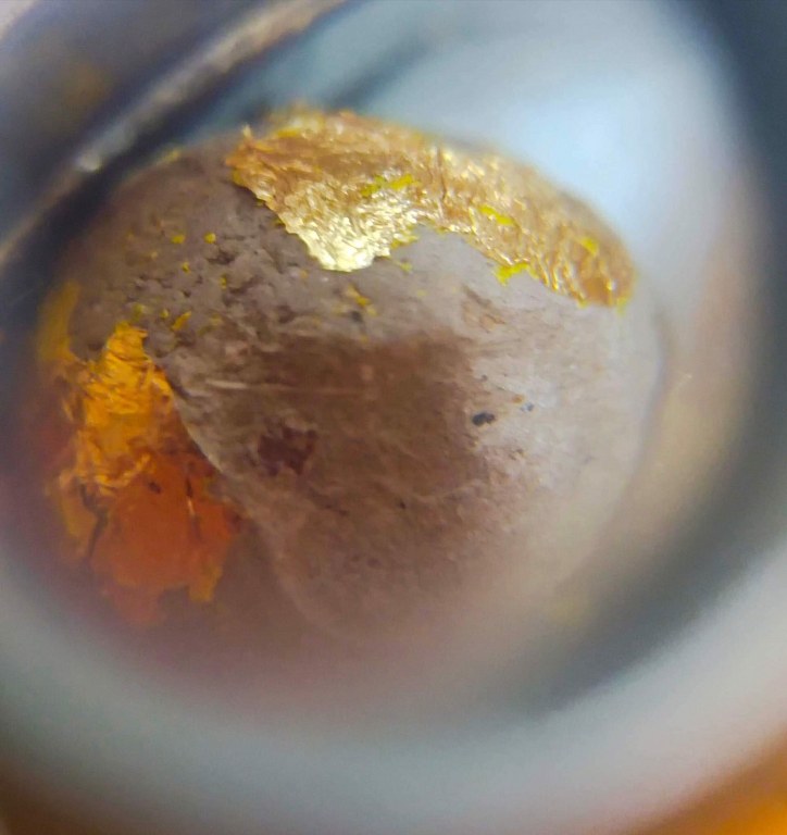 พระทันตธาตุ ครูบาสิทธิ วัดปางต้นเดื่อ อ.แม่อาย จ.เชียงใหม่ เจ้าของเดิมชื่อคุณบอม เคยเป็นเภสัชโรงพยาบาลสันทราย จ.เชียงใหม่ ปัจจุบันอายุ 47 ปี (บันทึก พ.ศ.2566) เคยเป็นศิษย์และนับถือครูบาสิทธิตั้งแต่ปี 2549 - 2555 จนครูบาสิทธิท่านมรณภาพ