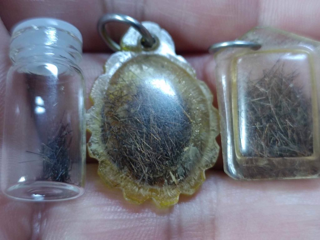 พระเกศาครูบาเจ้าศรีวิชัย และครูบาเจ้าอภิชัยขาวปี จ.ลำพูน จำนวน 5 เลี่ยมนี้ ได้มาจาก ร.ต.ต. ประดิษฐ์ อดีตนายตำรวจบ้านโฮ่ง จ.ลำพูน พระเกศาจำนวน 5 เลี่ยม ลุงประดิษฐ ์ได้มาจากผู้เฒ่าท่านหนึ่งในบ้านปวง อ.ลี้ เมื่อสมัย 30 ปีก่อน ราว ๆ พ.ศ.2532