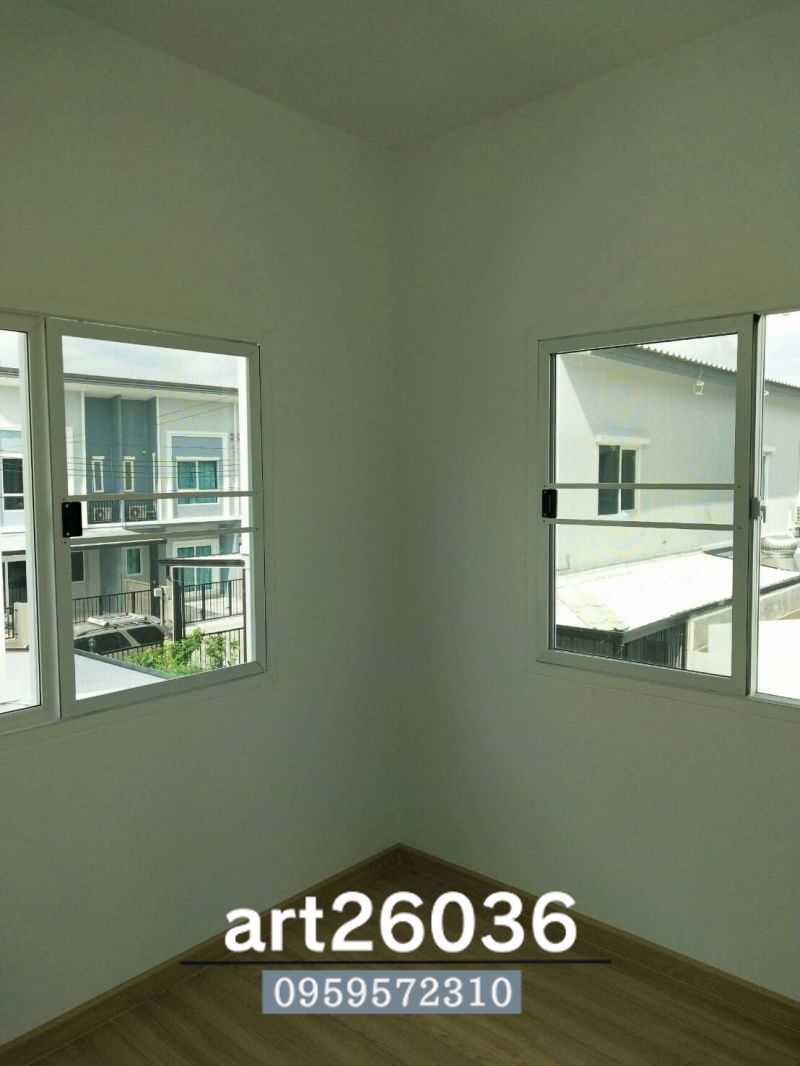 ประตูแนวมินิมอล กระจกสีบานเลื่อนพร้อมมุ้งลวด