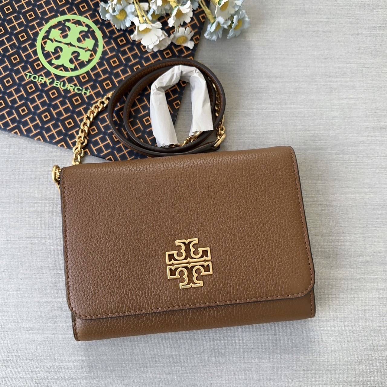 New Tory Burch Britten Chain Moose Pebbled Leather Handbag Wallet Purse มี 2 สีค่ะ ดำ น้ำตาล สายยาวถอดได้ ปรับไม่ได้ค่ะ ใส่ Pro max ได้