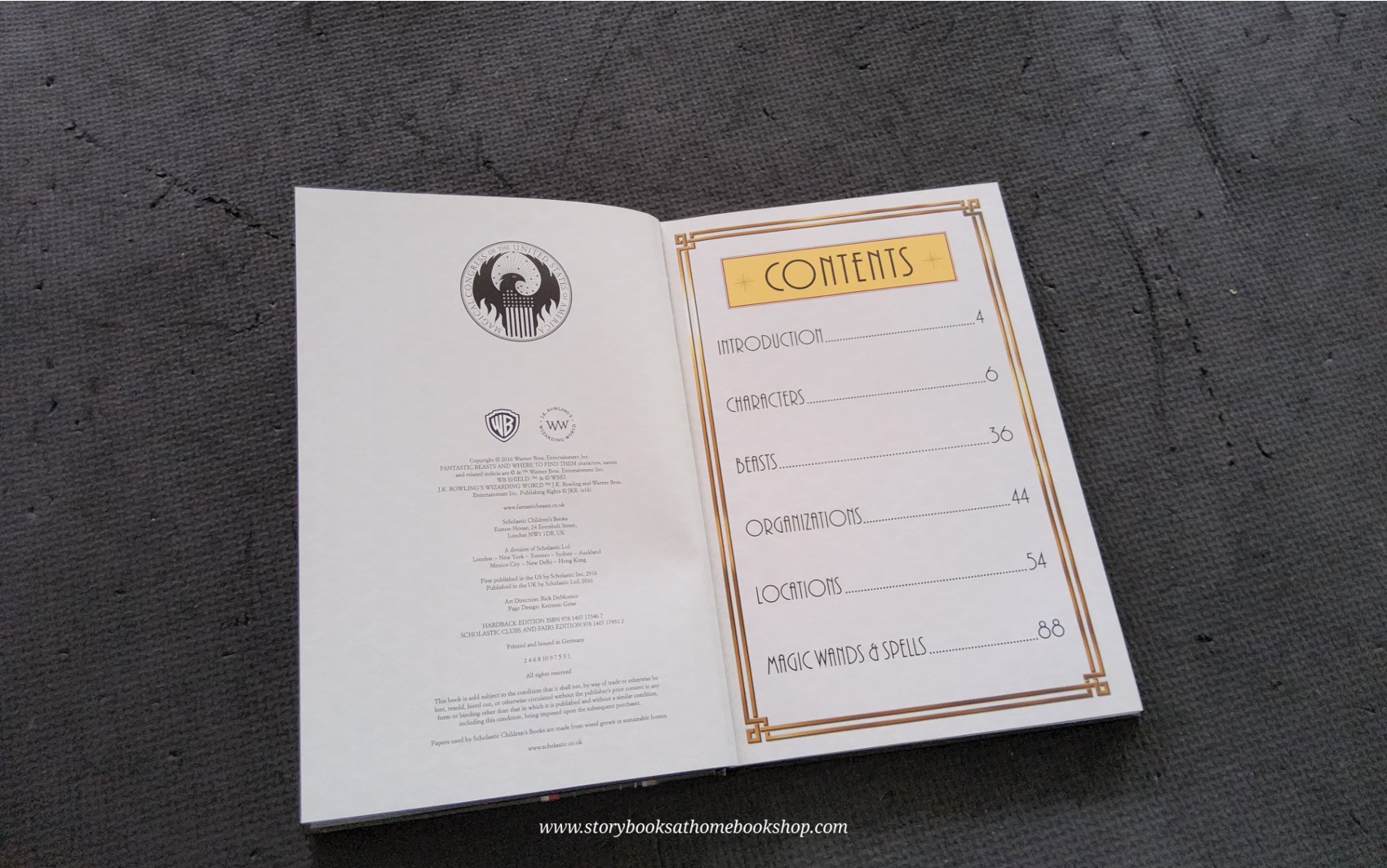 หนังสือปกแข็ง** 🍅🍓FANTASTIC BEASTS AND WHERE TO FINE THEM MAGICAL MOVIE HANDBOOK