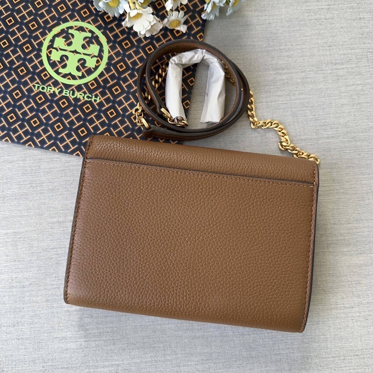 New Tory Burch Britten Chain Moose Pebbled Leather Handbag Wallet Purse สายยาวถอดได้ ปรับไม่ได้ค่ะ ใส่ Pro max ได้ค่ะ