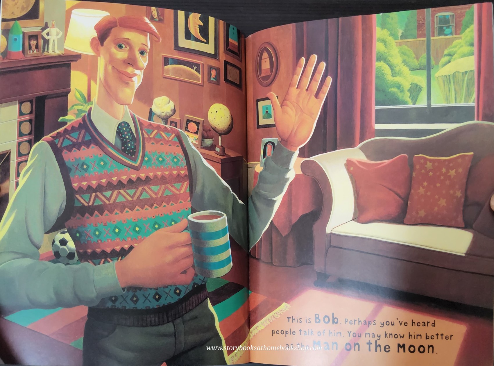 หนังสือนิทานปกอ่อน** 🍅🍅MAN ON THE MOON (A DAY IN THE LIFE OF BOB) BY SIMON BARTRAM