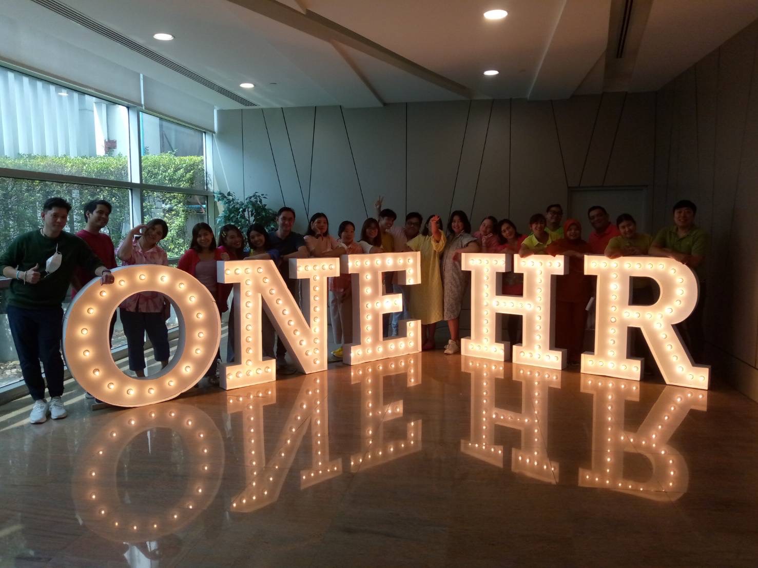 งานติดตั้งป้ายอักษรเช่าไฟปิงปอง "ONE HR" อักษรสูง 120cm