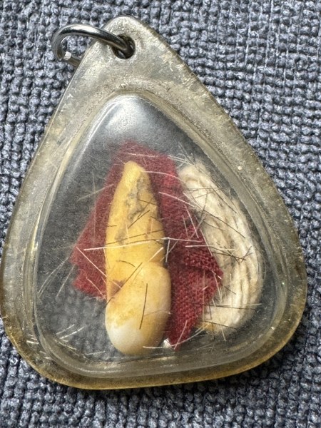 พระทันตธาตุครูบาดวงดี วัดท่าจำปี จ.เชียงใหม่ ร.ต.อ.พิทักษ์ ได้มาจากอดีตพ่อกำนันคม อายุ 72 ปี เคยเป็นกำนันใน อ.ดอยหล่อ จ.เชียงใหม่ ระหว่าง ปี 2552-2560 พ่อกำนันคม เป็นลูกศิษย์ครูบาดวงดี วัดท่าจำปี พ่อกำนันได้รับพระทันนตธาตุนี้มาเมื่อปี 2553